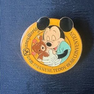 DISNEY Vintage 1st Annual Teddy Bear Convention Pin